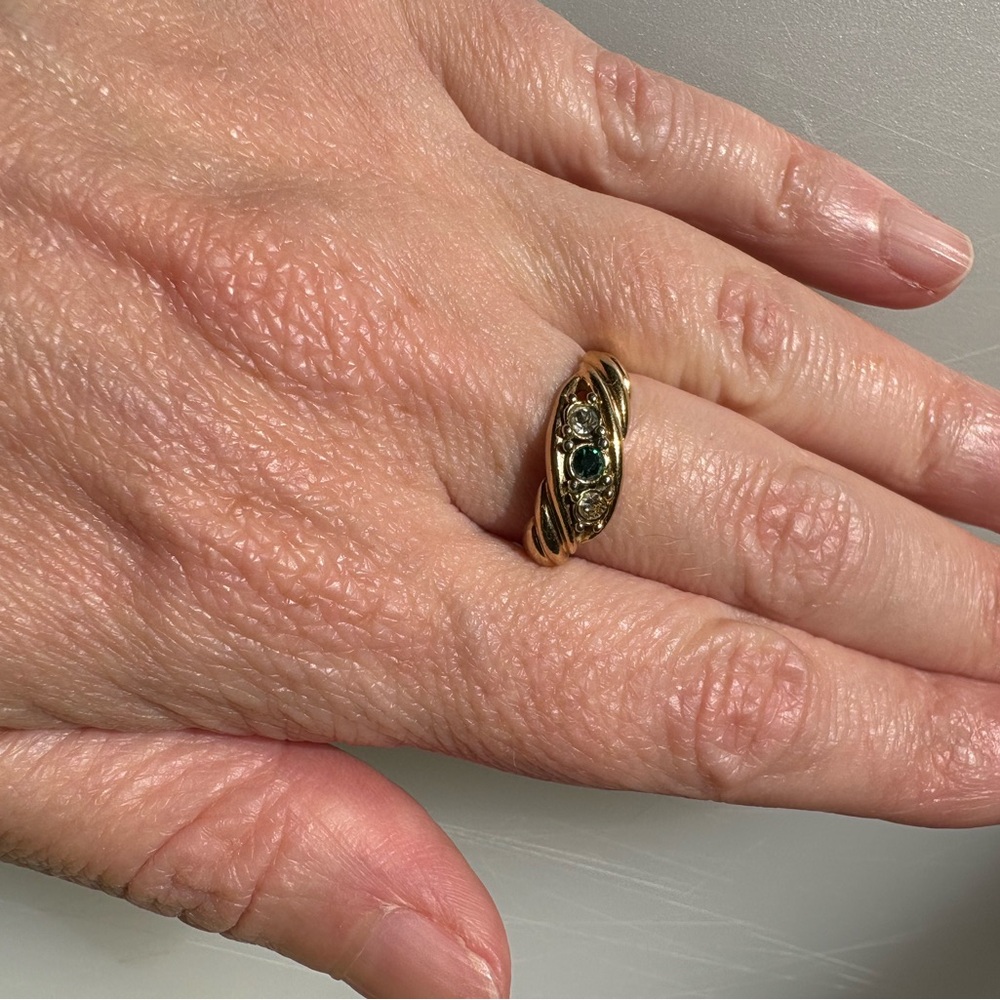 Women's Goldtone Twist Ring with Green/Clear Stones Sz 6.5 - Picture 5 of 7